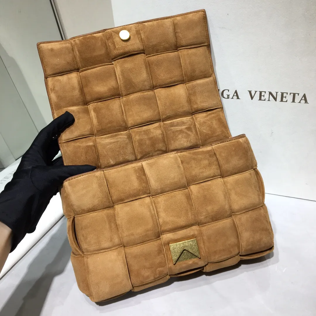 The Veneta Cassette pillow bag is made of soft frosted calfskin + aged matte gold buckle, very very fashionable! ! The leather feels super comfortable to the touch, and it has adjustable spaghetti straps with a signature triangle buckle. Size:26cm*18cm*8cm